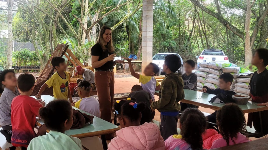 Alunos participam de atividades ambientais no Viveiro Municipal de Limeira