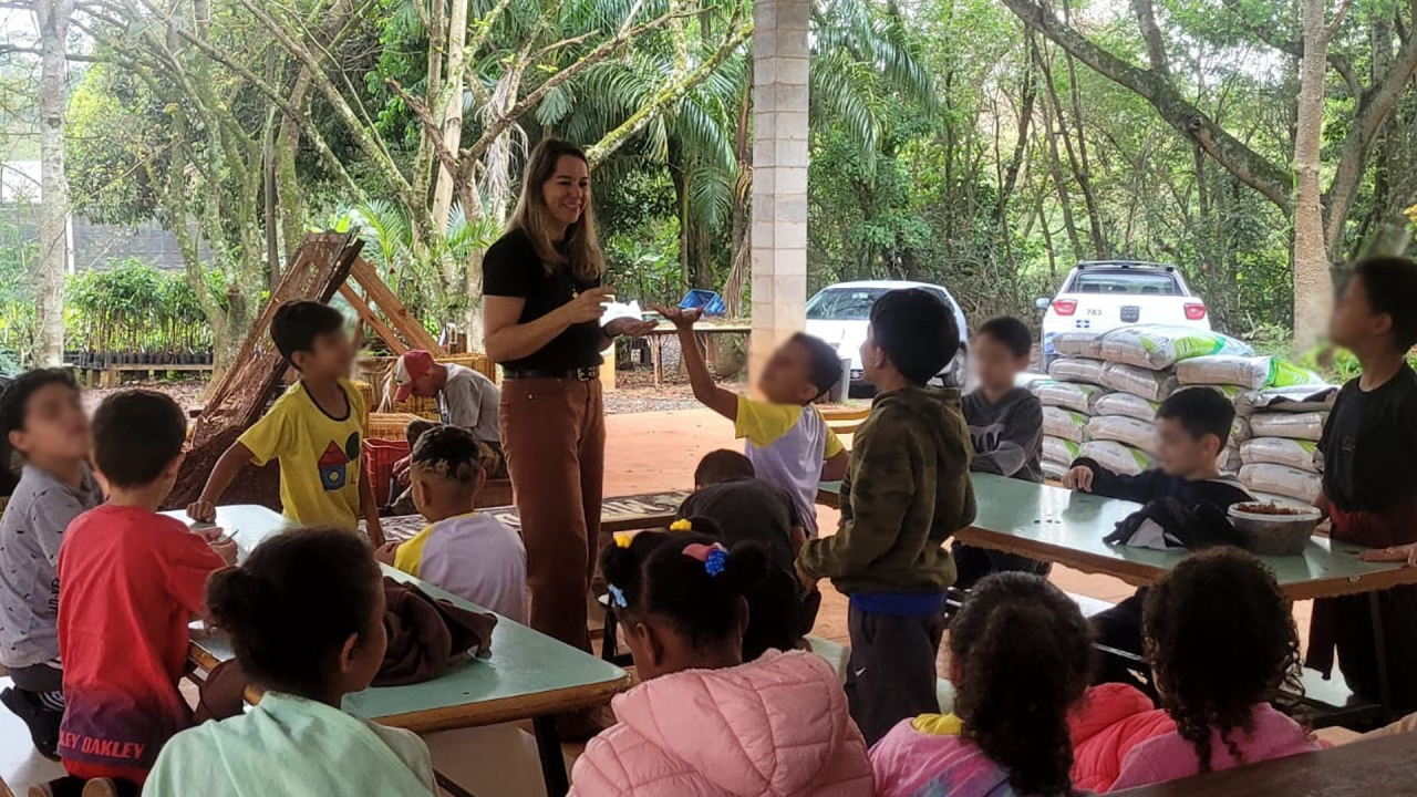 Alunos participam de atividades ambientais no Viveiro Municipal de Limeira