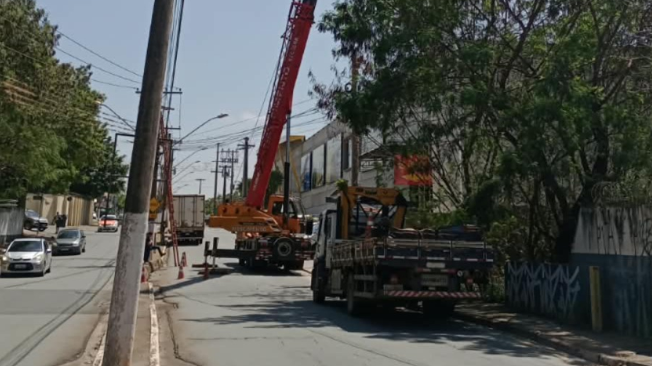 Avenida Campinas tem trecho interditado em Limeira