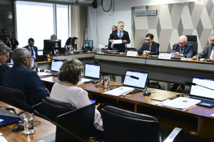 CCJ do Senado aprova PEC que acaba com jornada 6x1