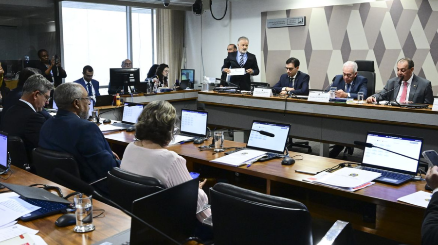 CCJ do Senado aprova PEC que acaba com jornada 6x1