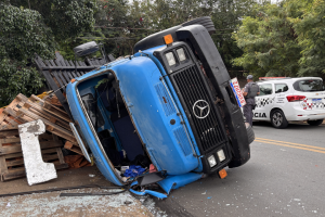 Caminhão carregado com ferro tomba durante manobra em Limeira