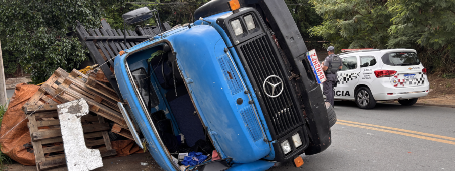 Caminhão carregado com ferro tomba durante manobra em Limeira
