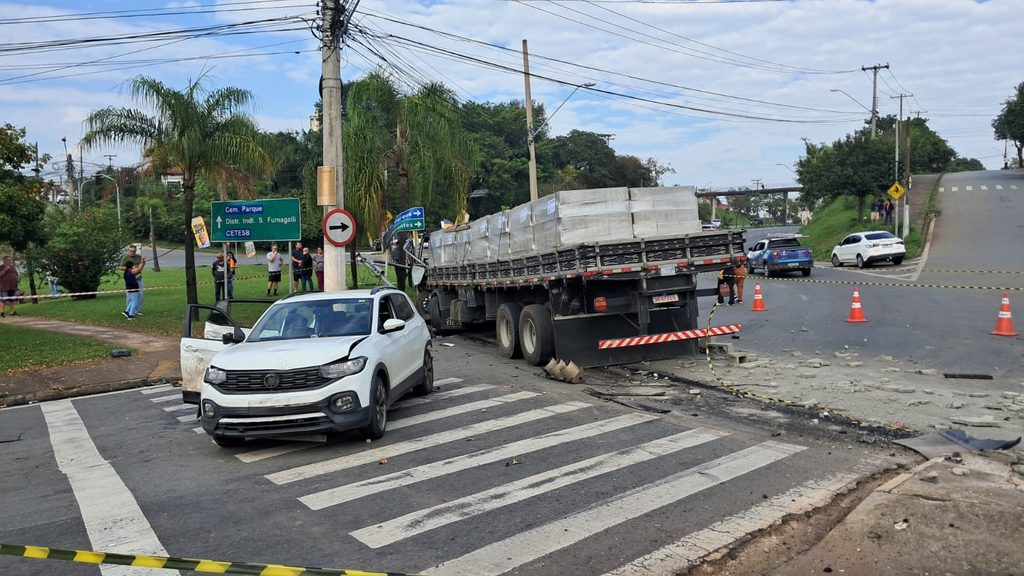 Caminhão desgovernado atinge carros e ônibus na Avenida Laranjeiras (1)
