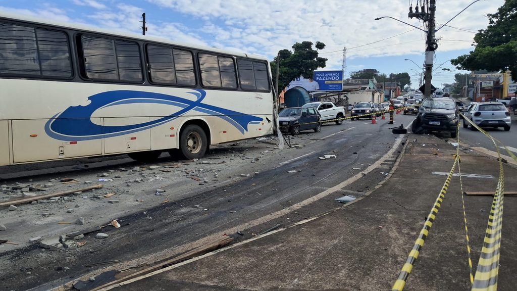 Caminhão desgovernado atinge carros e ônibus na Avenida Laranjeiras (2)