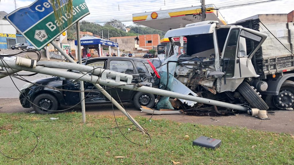 Caminhão desgovernado atinge carros e ônibus na Avenida Laranjeiras (3)