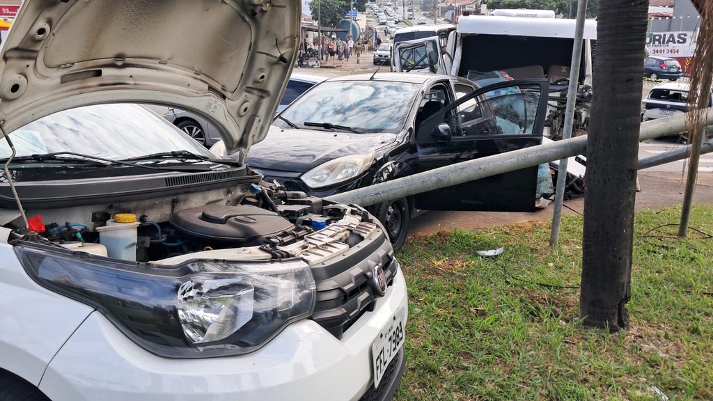 Caminhão desgovernado atinge carros e ônibus na Avenida Laranjeiras (4)