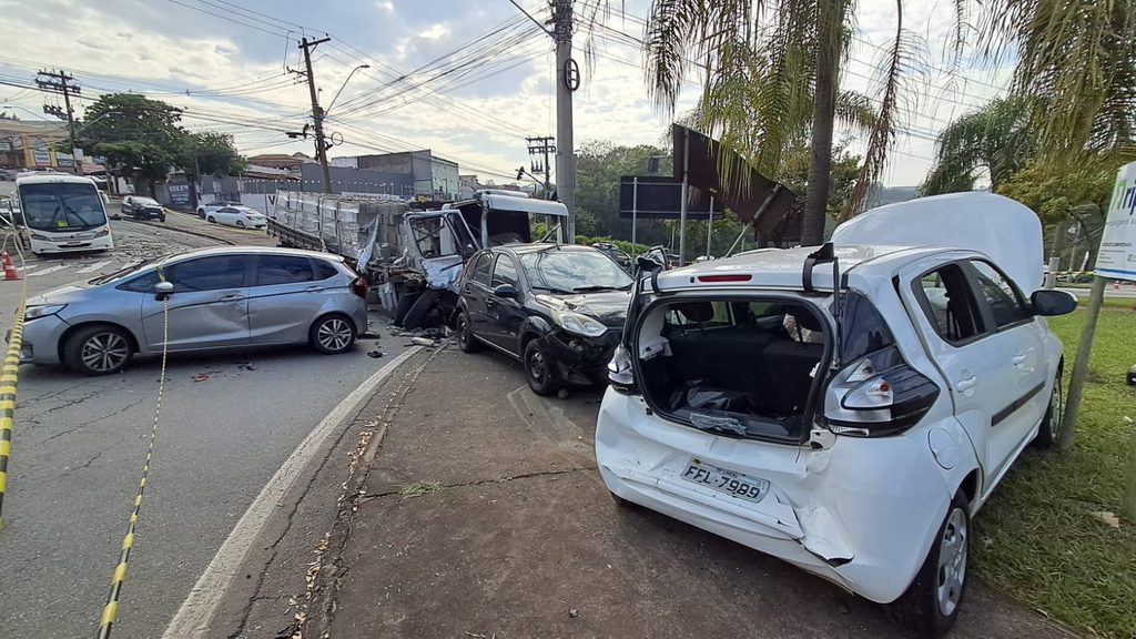 Caminhão desgovernado atinge carros e ônibus na Avenida Laranjeiras (5)