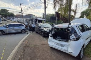 Caminhão desgovernado atinge carros e ônibus na Avenida Laranjeiras (5)