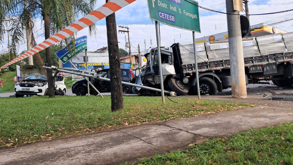 Caminhão desgovernado atinge carros e ônibus na Avenida Laranjeiras (6)