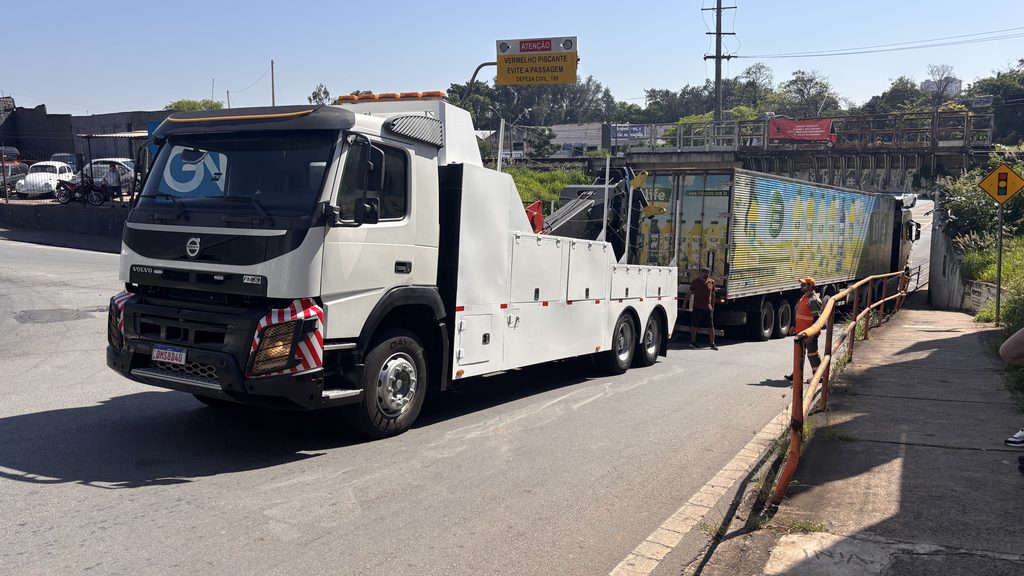 Caminhão fica enroscado ao passar pela Ponte Preta (1)