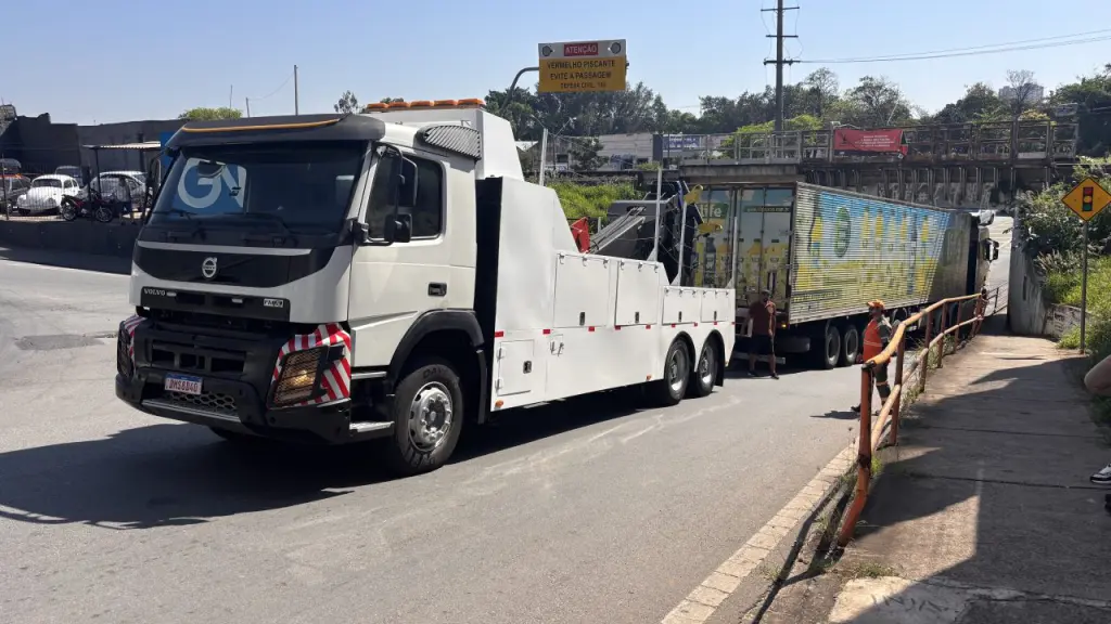Caminhão fica enroscado ao passar pela Ponte Preta (1)