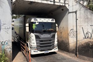 Caminhão fica enroscado ao passar pela Ponte Preta (3)