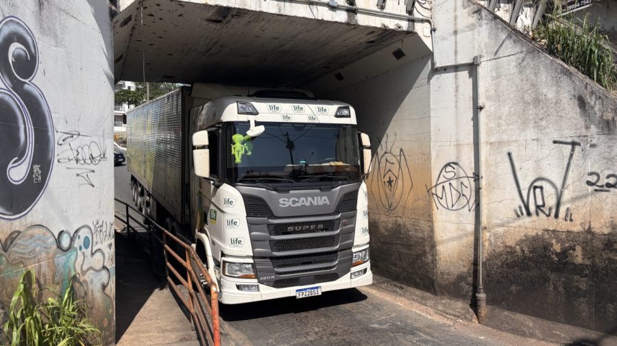 Caminhão fica enroscado ao passar pela Ponte Preta (3)