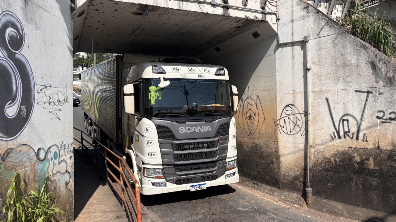 Caminhão fica enroscado ao passar pela Ponte Preta (3)