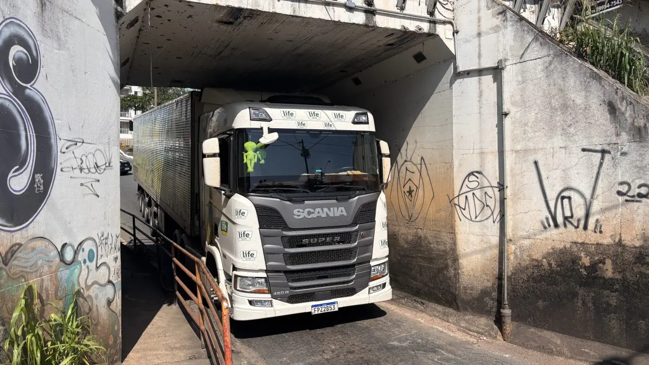 Caminhão fica enroscado ao passar pela Ponte Preta (3)