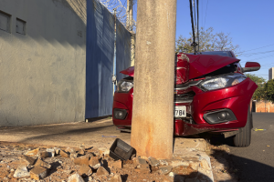 Carro batido em poste é encontrado abandonado na Vila São João, em Limeira