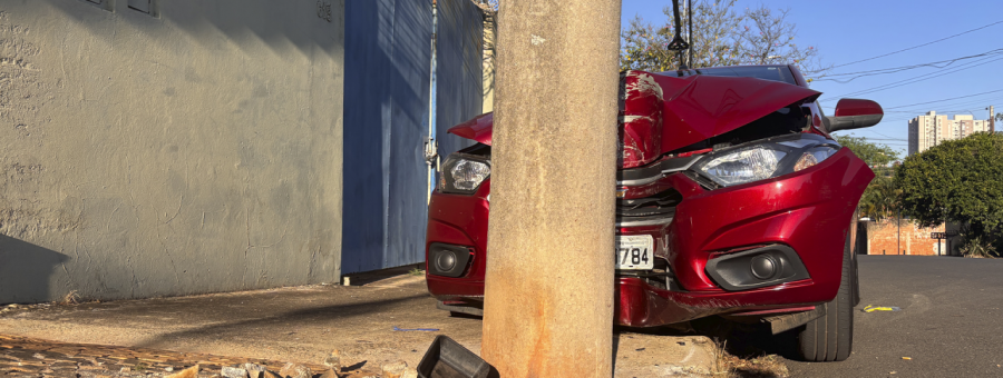 Carro batido em poste é encontrado abandonado na Vila São João, em Limeira