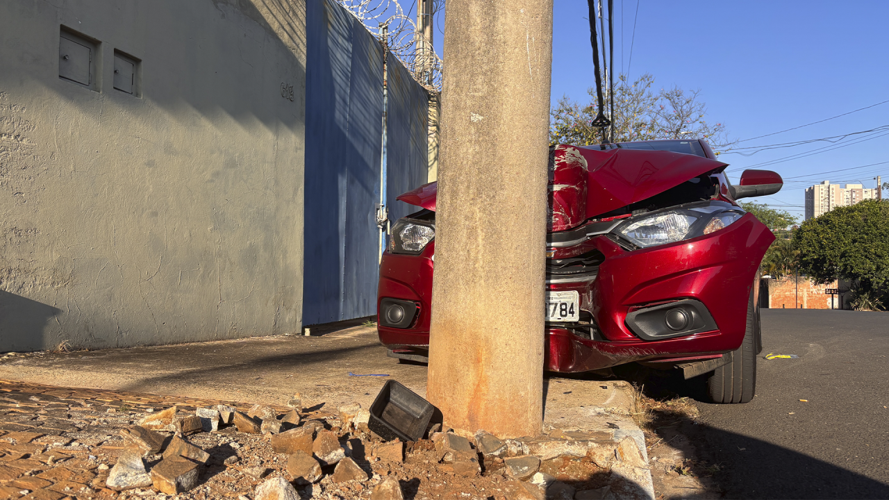 Carro batido em poste é encontrado abandonado na Vila São João, em Limeira