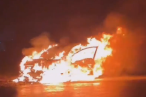 Carro é destruído por incêndio em Limeira