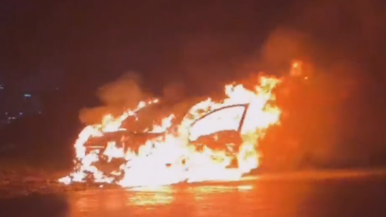 Carro é destruído por incêndio em Limeira