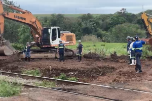 Equipes da Rumo atuam em local de descarrilamento de trem em Limeira