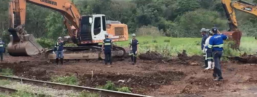 Equipes da Rumo atuam em local de descarrilamento de trem em Limeira