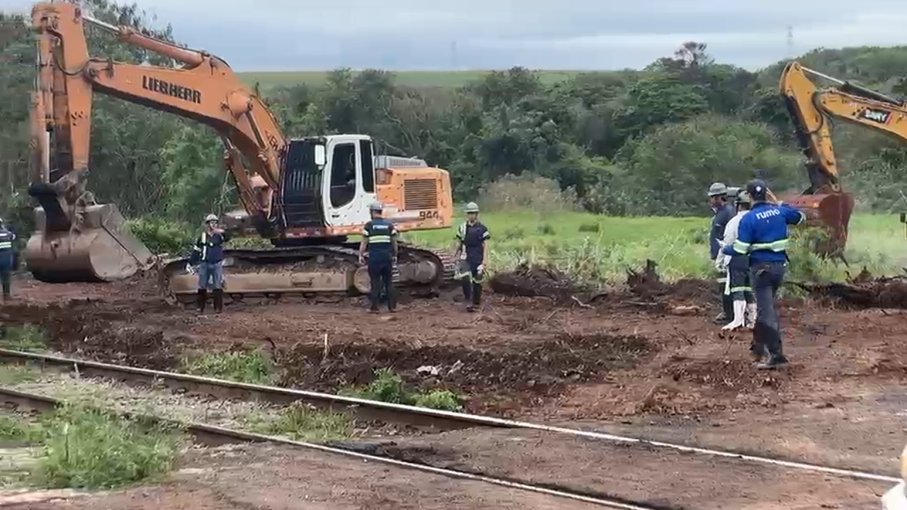 Equipes da Rumo atuam em local de descarrilamento de trem em Limeira