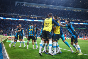Grêmio bate Inter por 3 a 1 e avança à semifinal da Copa do Brasil