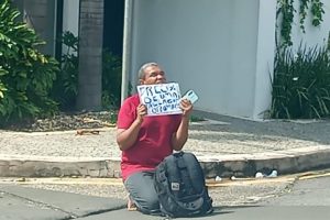 HOMEM AJOELHADO PEDE AJUDA (2)