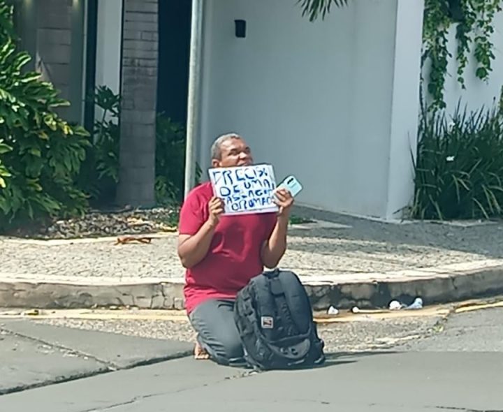 HOMEM AJOELHADO PEDE AJUDA (2)