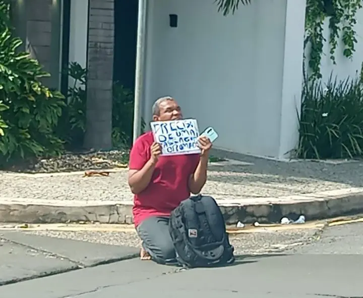 HOMEM AJOELHADO PEDE AJUDA (2)