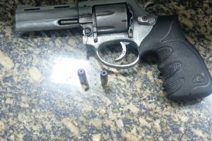 Jovem é preso após ameaçar casal com revólver em Limeira
