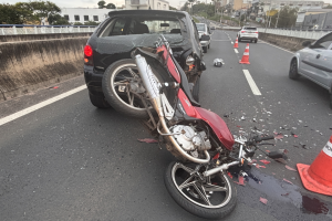 Motociclista fica ferido após bater na traseira de carro em viaduto de Limeira