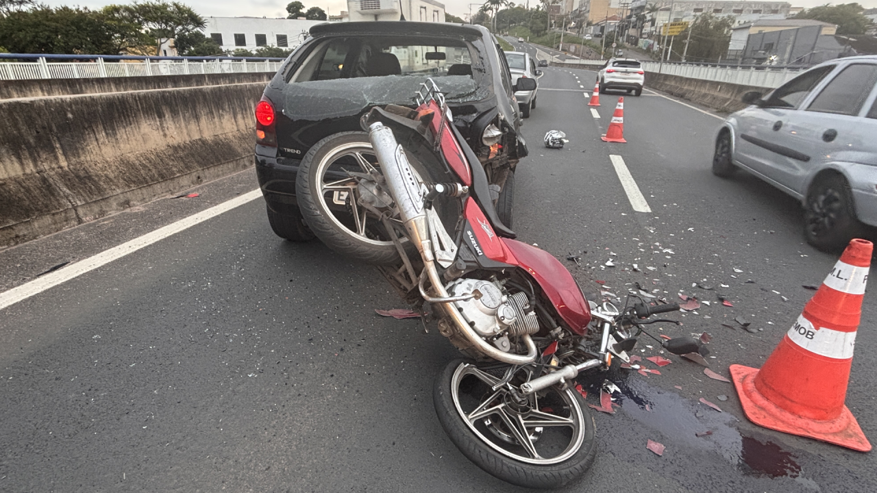 Motociclista fica ferido após bater na traseira de carro em viaduto de Limeira