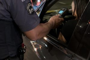 Motorista de aplicativo é presa após teste apontar embriaguez em Limeira