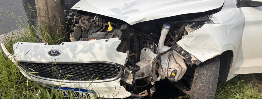 Motorista desvia de veículo e atinge poste no Jd. Morro Branco, em Limeira