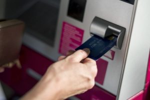 Mulher perde quase R$ 10 mil após golpe em caixa eletrônico de Limeira