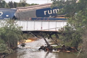 Trem descarrila sobre ponte e carga de milho cai no Bairro do Tatu, em Limeira