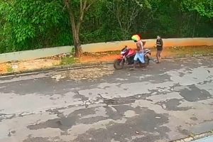 Câmeras registram moto furtada sendo jogada em barranco no Jd. Glória, em Limeira