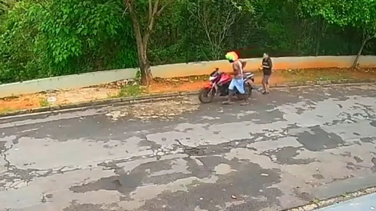 Câmeras registram moto furtada sendo jogada em barranco no Jd. Glória, em Limeira