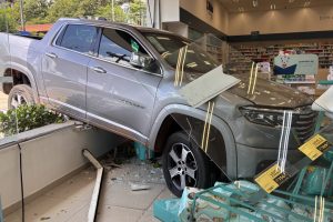 Caminhonete invade farmácia na Av. Comendador Agostinho Prada, em Limeira