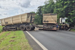 Carreta atravessa canteiro após atingir caminhão e bloqueia Anhanguera, em Limeira