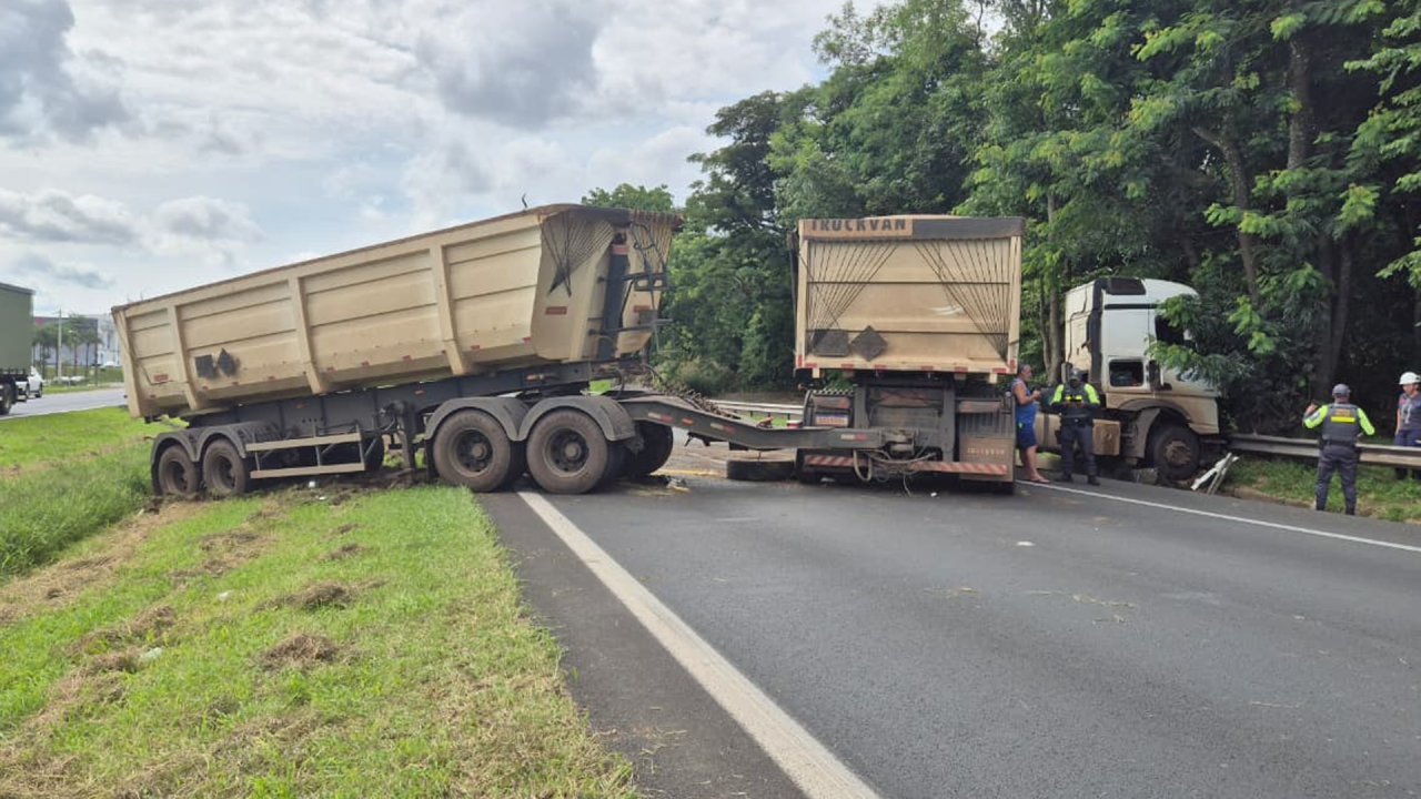 Carreta atravessa canteiro após atingir caminhão e bloqueia Anhanguera, em Limeira