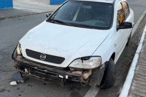 Carro bate contra poste e é abandonado na Av. Laranjeiras, em Limeira