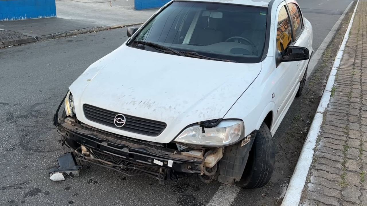 Carro bate contra poste e é abandonado na Av. Laranjeiras, em Limeira