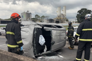 Carro capota e motorista fica ferido na Limeira-Mogi Mirim