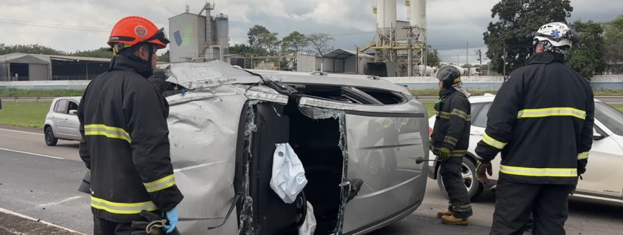 Carro capota e motorista fica ferido na Limeira-Mogi Mirim