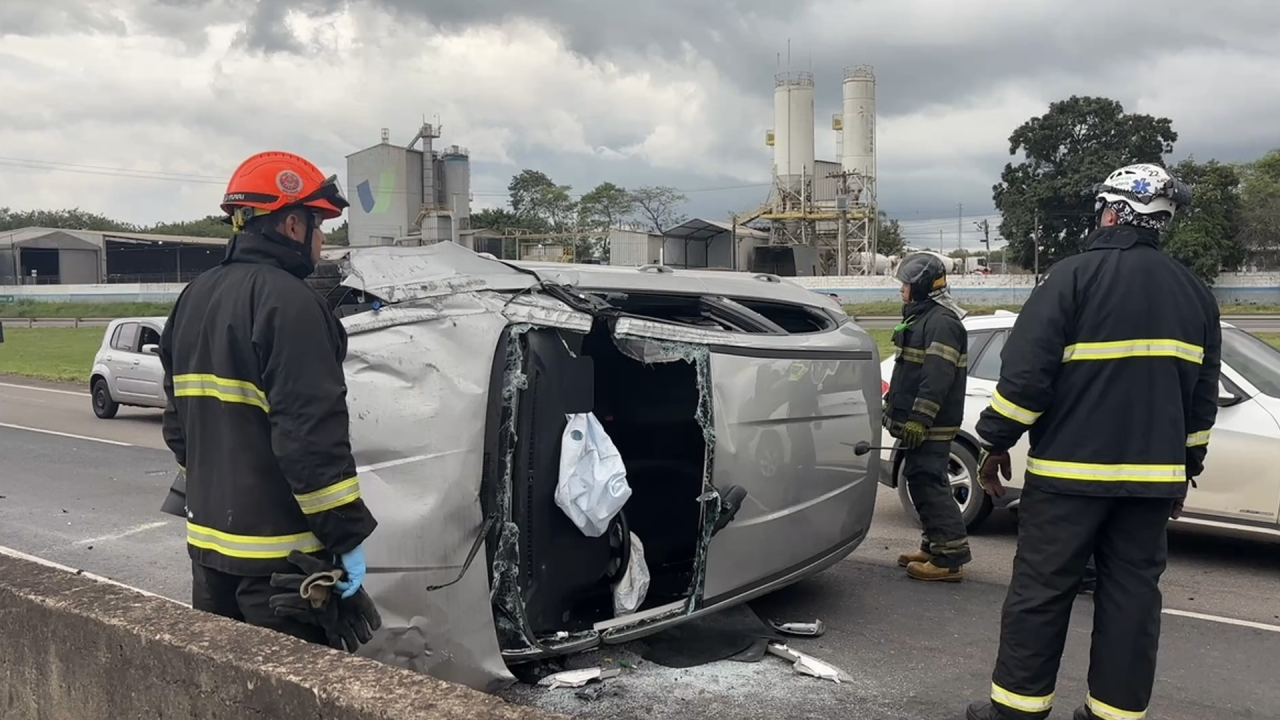 Carro capota e motorista fica ferido na Limeira-Mogi Mirim
