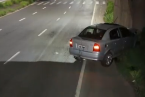 Carro com oito ocupantes bate contra coluna de ponte e deixa sete feridos, em Limeira